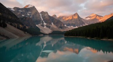 Dağlardaki gölün güzel bir görüntüsü.