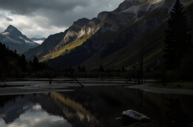 Dağları ve gölü olan dağ manzarası