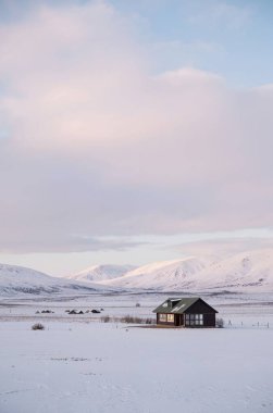Dağlardaki gölün güzel manzarası