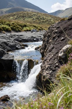 İzlanda 'da kayalıklarda şelale