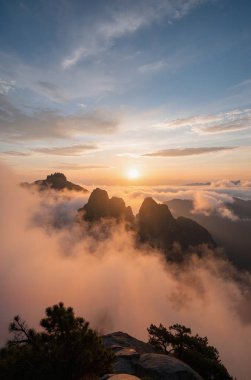 Dağın üstünde güzel bir gün batımı