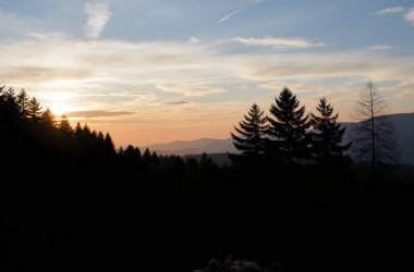 Dağın üstünde güzel bir gün batımı