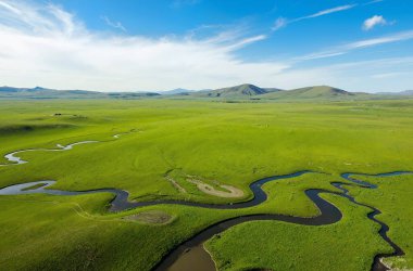 Dağlardaki nehrin güzel manzarası