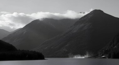 Göl koyunun dağlarının manzarası.