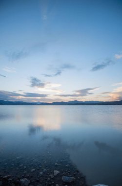 Denizin üzerinde güzel bir gün batımı