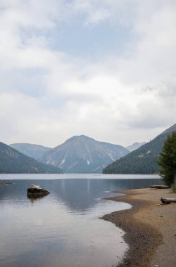 Dağlardaki göl manzarası