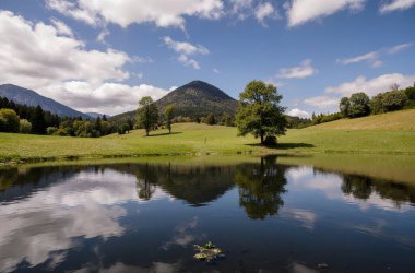 arka planda dağlar ile güzel göl