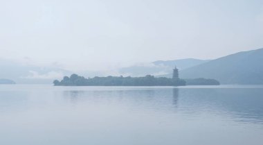 Dağlarda gölü olan güzel bir manzara.