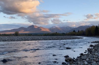 Dağları ve taşları olan güzel bir dağ nehri