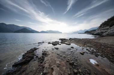 Dağ gölünün üzerinde güzel bir gün batımı