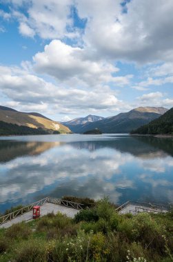 Göl ve dağlarla dolu güzel bir manzara.