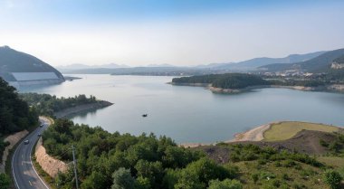 Dağlardaki gölün güzel manzarası