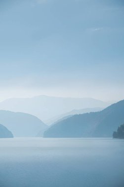 Gölden dağa manzara. yüksek kaliteli fotoğraf.