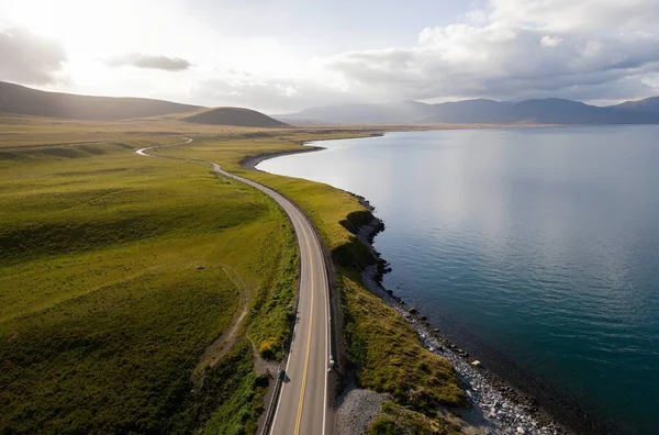 Dağlardaki gölün güzel manzarası