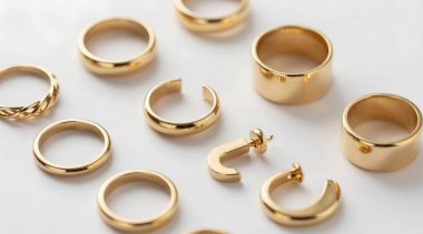 Beyaz arkaplanda altın mücevherler ve yüzükler