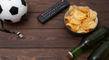 Tahta masadaki futbol maçının en üst görünümü, kopyalama alanı, düz uzanma.