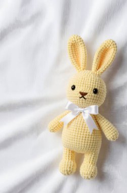 Sarı tavşanlı beyaz oyuncak tavşan