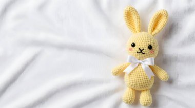 Beyaz arka planda oyuncak tavşan