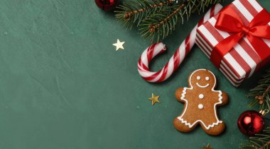 Noel kurabiyesi ve köknar ağacı ahşap arka planda