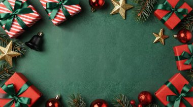 Köknar ağacı dalları, süslemeler ve hediye kutularıyla Noel arkaplanı. Kopyalama alanı olan üst görünüm