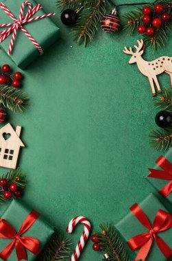 Ağaç dallarının, dekorasyonların ve ahşap arkaplandaki dekorasyonların en üstteki görünümü..