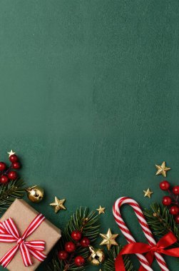 Noel hediyesi kutuları, kırmızı kurdele ve altın toplar. Karanlık bir arka planda, Noel süslemeleri.