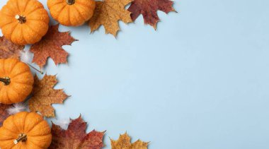 Cadılar Bayramı arkaplanı. Mavi arka planda balkabakları ve sonbahar yaprakları. Üst görünüm, metin için kopyalama alanı olan düz uzanma. Cadılar Bayramınız kutlu olsun, Şükran Günü ya da Şükran Günü