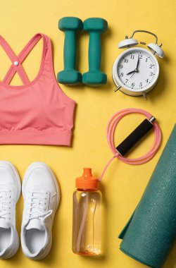 Spor aksesuarları ve sarı arkaplandaki metin için boşluk içeren düz konum