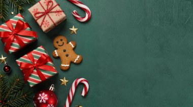 Ahşap arka planda zencefilli kurabiye. Noel ve yeni yıl tatili. Düz uzanın, yukarıdan bakın. Boşluğu kopyala.