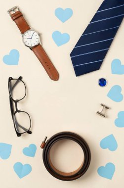 Renkli arka planda şık kıyafetler ve aksesuarlarla düz konum, kadın günü metni