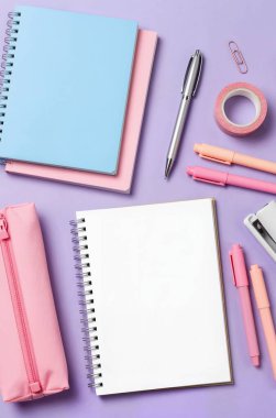 Pembe kalem ve kırtasiyeli boş defterin üst görünümü