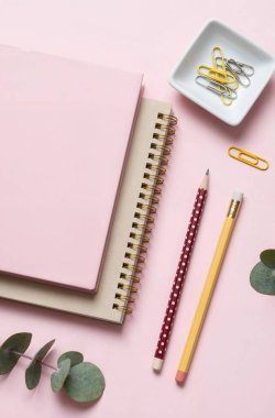 Pembe arka planda kırtasiye malzemesi. Üst Manzara. düz yat