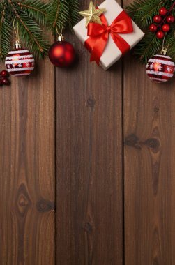 Köknar dalları ve kırmızı böğürtlenlerle Noel süslemesi.