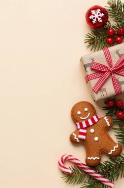 Beyaz tahta üzerinde zencefilli kurabiyelerin Noel arkaplanı. Noel süslemeleri ve köknar - ağaç dalları.