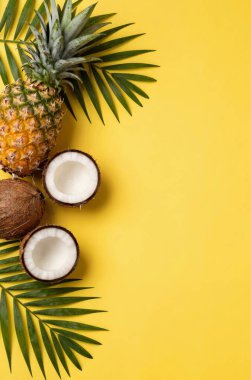 Renk arkaplanında taze hindistan cevizleri olan düz konum