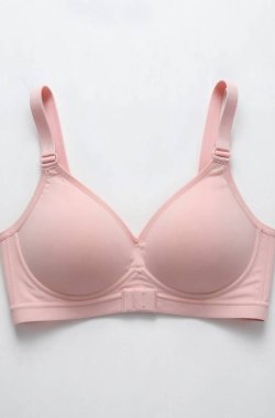 Beyaz arkaplanda pembe sütyen