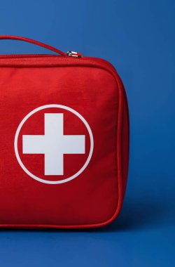 Kırmızı arka planda ilk yardım çantası, kapatın. Rusya bayrağının arka planında tıbbi maske var. Coronavirus Co. 'dan koruma