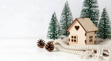 Noel ağacı ve karlı ahşap ev