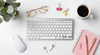 Bilgisayar fareli, defterli, klavyeli ve fareli ofis masasının üst görünümü.