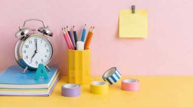 Okul masası ve çalar saat.