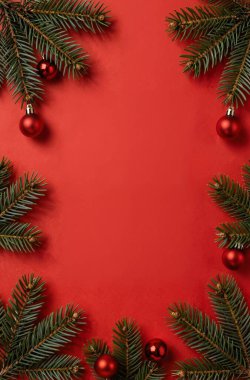 Köknar dalları ve kırmızı böğürtlenli Noel arkaplanı. Üst görünüm, düz görünüm, kopyalama alanı