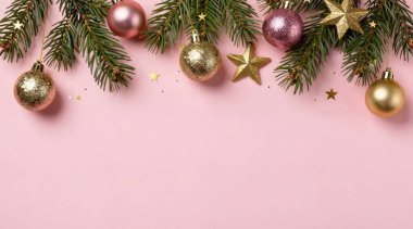 Renkli arkaplanda noel ağacı süslemeleri