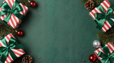 Ahşap arka planda noel süslemeleri ve noel süslerinin en üst görüntüsü.