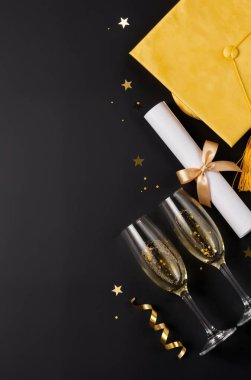 Şampanya bardakları, siyah arka planda Noel süslemeleri.