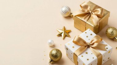 Pembe arka planda noel ve yeni yıl süslemeleri.