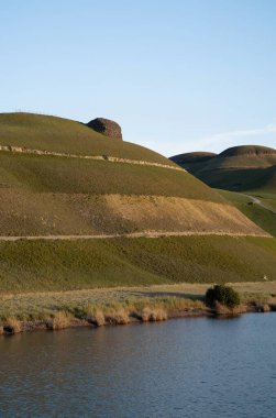 Arka planda bir nehir olan güzel bir manzara.