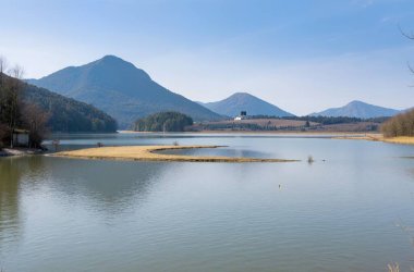 Göl ve dağlarla dolu güzel bir manzara.