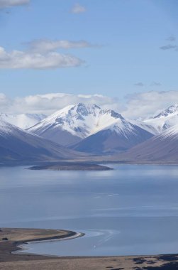 Dağları ve bulutları olan güzel bir manzara