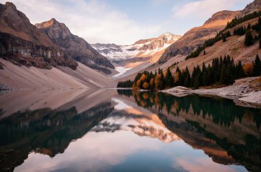 Dağlardaki güzel dağ gölü