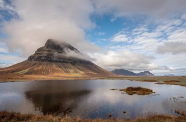 Göl ve dağlarla dolu güzel bir manzara.
